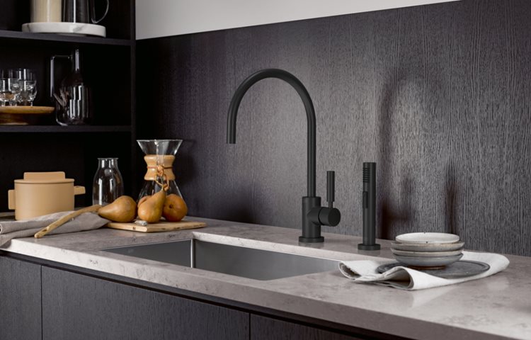 Dornbracht-luxury-bathroom-faucets-Tara-schwarz-matt-(1).jpg